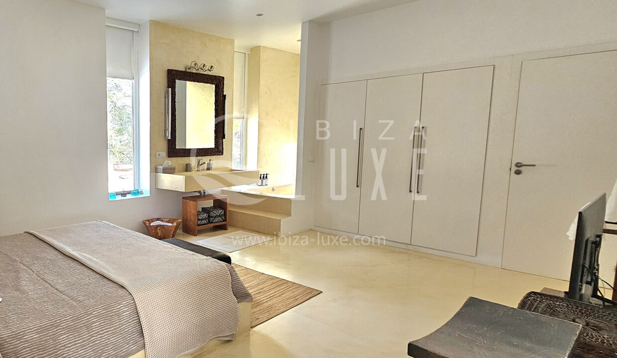 6105 - Cala Jondal - 08