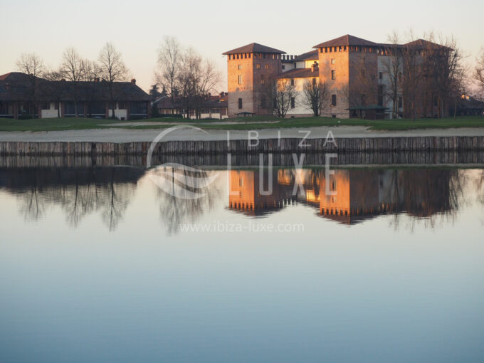 Majestueux chateau à vendre dans la région dce Milan