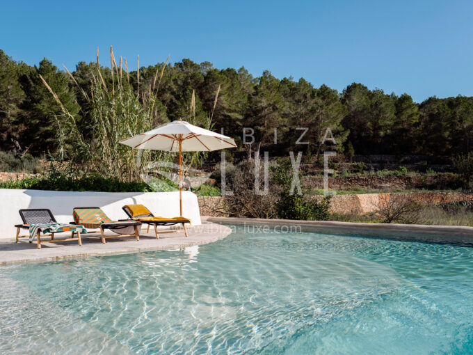 Piscine dans la campagne d'ibiza